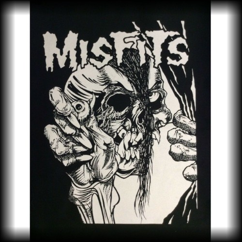 Ekran Misfits hand skull.jpg