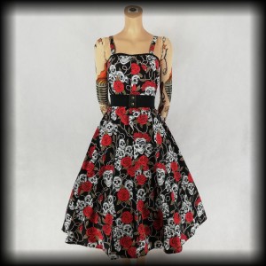 Sukienka Pin Up w czaszki i róże S/M Criminal Damage czarna na ramiączkach 