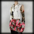 Torba listonoszka różwa w czachy i róże.jpg