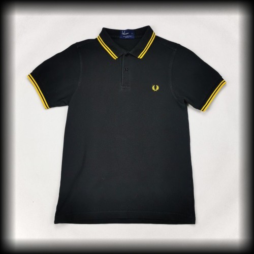 Polo Fred Perry S czarne z żółtą lamówką.jpg