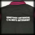 Bluza baseballówka L Antifascists czarno różowa DIY92.jpg