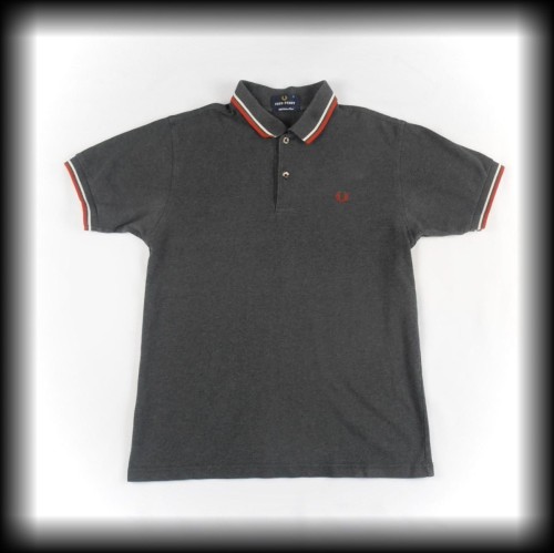 Polo Fred Perry S szare z czerwono białą lamówką.JPG