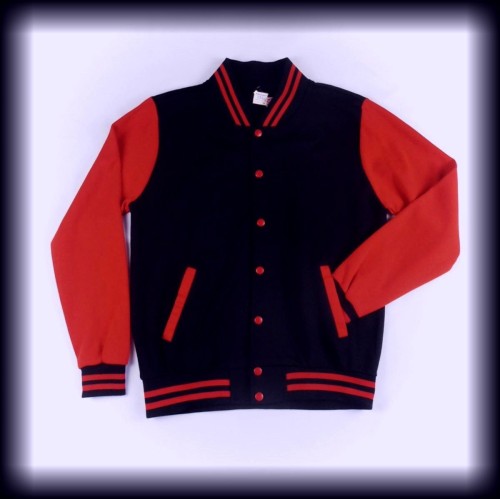 Baseballówka czarno czerwona ML0.jpg