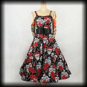 Sukienka Pin Up w czaszki i róże S/M Criminal Damage czarna na ramiączkach 